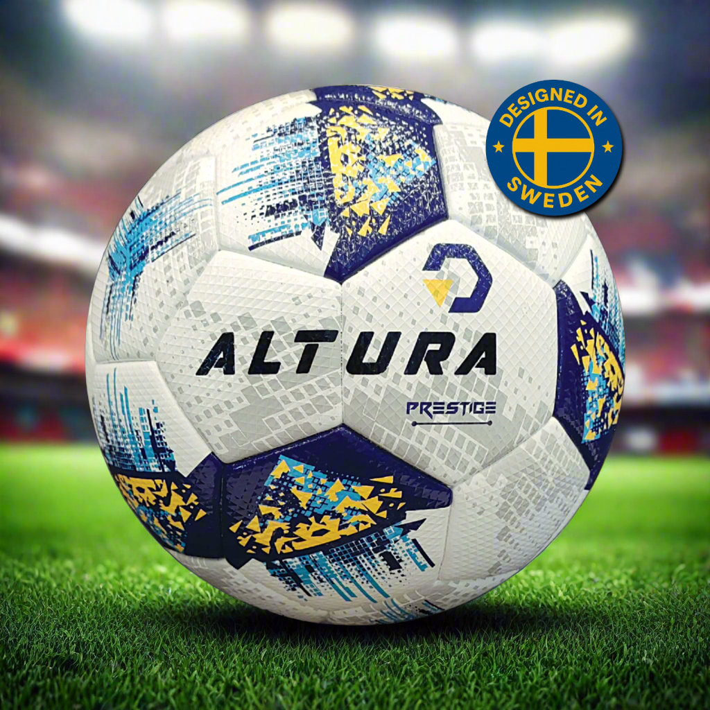 Altura fotboll på gräsplan – Nordic Strike premium fotbollsbollar för svenska klubbar